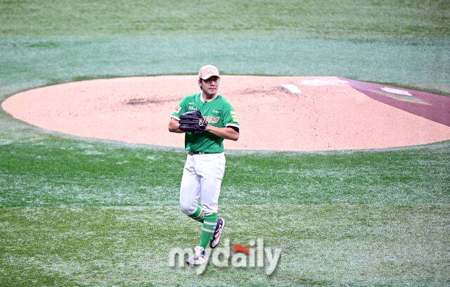 2025년 8월 2일 오후 서울 고척스카이돔에서 열린 '2025 신한 SOL뱅크 KBO 리그' 롯데 자이언츠와 키움 히어로즈의 경기. 키움 선발투수 김윤하가 2회초 투구를 마친 뒤 더그아웃으로 들어가고 있다./마이데일리