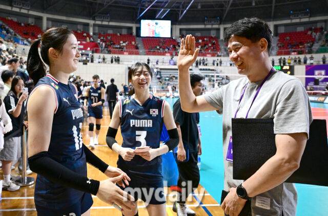 2025년 8월 15일 경상남도 진주실내체육관에서 '2025 코리아인비테이셔널 진주 국제여자배구대회' 대한민국과 스웨덴의 경기가 열렸다. 현대건설 강성형 감독와 이다현이 인사하고 있다./마이데일리