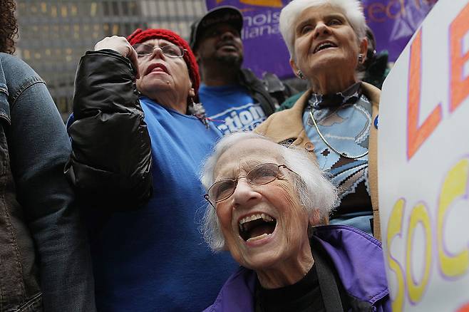 2011년 11월 7일(현지시간)노년층 시민들이 사회보장제도, 메디케어, 메디케이드를 포함한 연방 안전망 프로그램 축소에 반대하는 시위를 하고 있다. [게티이미지]