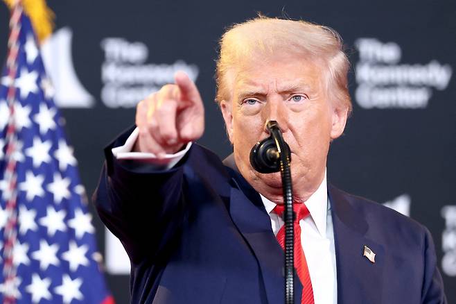 13일(현지시간) 미국 워싱턴 DC의 케네디 센터를 방문한 도널드 트럼프 미국 대통령이 기자단의 질문을 받고 있다. [로이터]