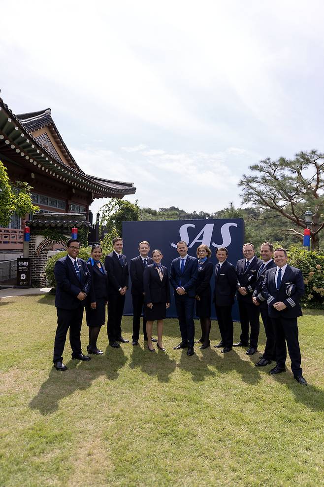 스칸디나비아항공 임직원과 승무원들이 한국에 대한 우정을 담아, 한국전통정원에서 인천~코펜하겐 노선 취항 기념 포즈를 취하고 있다.