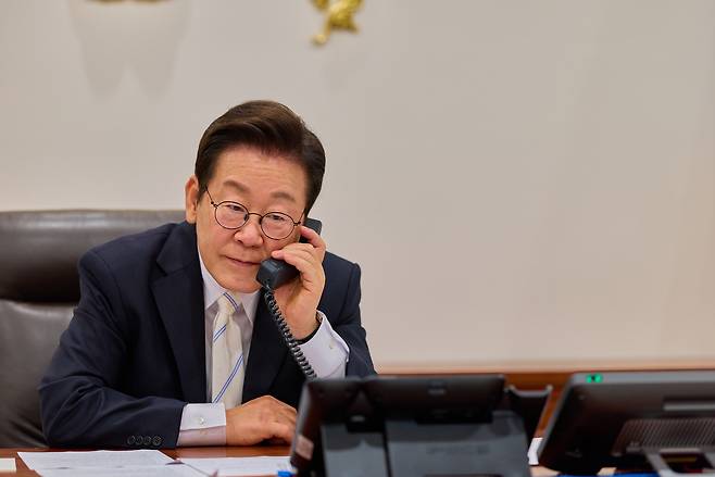 이재명 대통령이 11일 서울 용산 대통령실에서 도날트 투스크 폴란드 총리와 통화하고 있다. [연합]