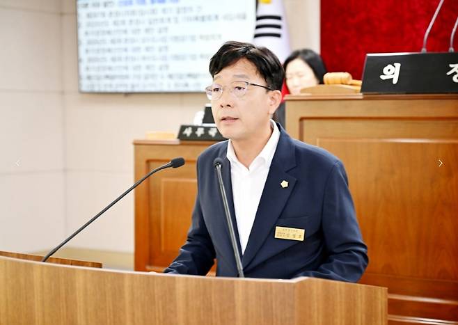 문경시의회 신성호 의원이 지난 19일 제287회 임시회 본회의에서 5분 자유발언을 하고 있다.[문경시의회 제공]