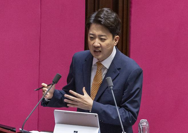 이준석 개혁신당 대표가 지난 15일 국회에서 열린 정치에 관한 대정부 질문에서 김민석 국무총리에게 질의하고 있다. [연합]