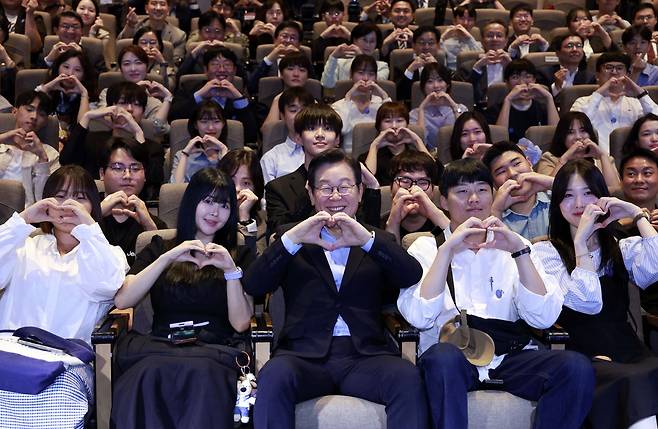 이재명 대통령이 19일 서울 마포구 구름아래 소극장에서 열린 2030 청년 소통·공감 토크콘서트에서 참석자들과 기념촬영을 하고 있다.[연합]
