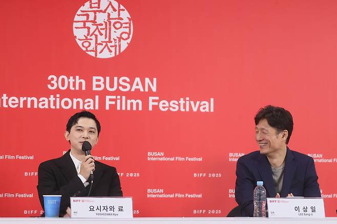 배우 요시자와 료가 21일 부산 해운대구 우동 영화의전당에서 열린 제30회 부산국제영화제 갈라프레젠테이션 ‘국보’ 기자회견에서 질문에 답하고 있다. [연합]