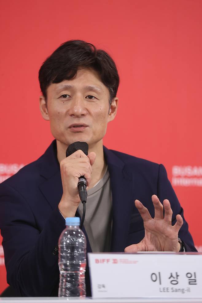 이상일 감독이 21일 부산 해운대구 우동 영화의전당에서 열린 제30회 부산국제영화제 갈라프레젠테이션 ‘국보’ 기자회견에서 질문에 답하고 있다. [연합]