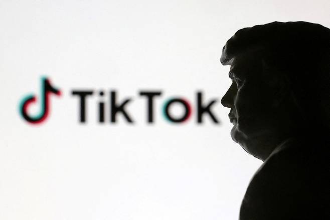 지난 1월 15일(현장사진) 촬영된 일러스트에서, 미국 대통령 당선인 도널드 트럼프의 3D 프린트된 미니어처 모형과 틱톡(TikTok) 로고가 보인다. [로이터]