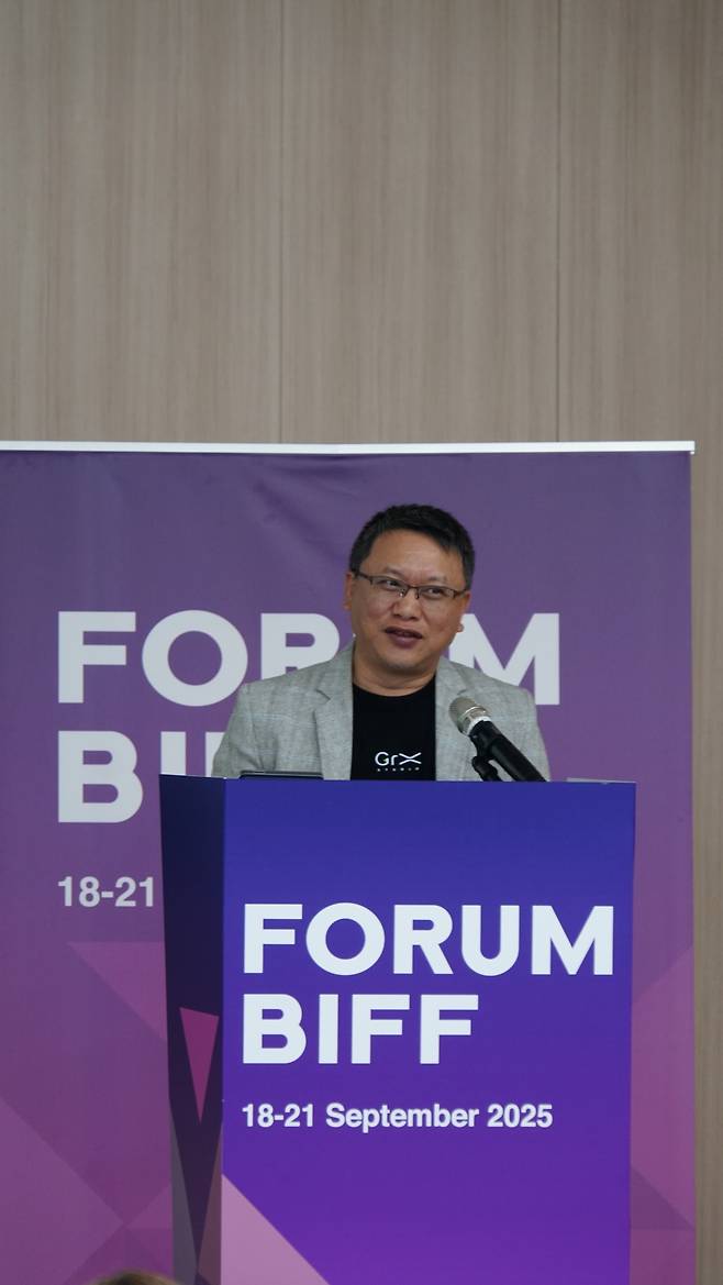 20일 오전 부산 해운대구 영상산업센터에서 진행된 제30회 부산국제영화제 포럼 비프 두번째 세션 ‘OTT는 아시아영화 산업을 살리는가, 삼키는가’에서 대만 GrX 스튜디오의 필 탕 대표가 발제를 하고 있다. [부산국제영화제 제공]