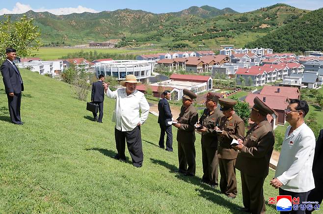김정은 북한 국무위원장이 지난 26일 완공된 낙원바다양식소와 어촌문화주택지구를 시찰했다고 조선중앙통신이 27일 보도했다. [연합]