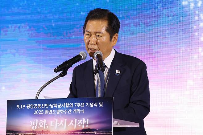 정청래 더불어민주당 대표가 지난 19일 경기도 파주 캠프 그리브스에서 열린 9.19 평양공동선언 남북군사합의 7주년 기념식 및 2025 한반도 평화주간 개막식에서 축사를 하고 있다. [국회사진기자단]