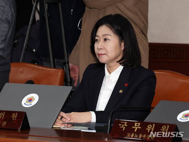 [서울=뉴시스] 배훈식 기자 = 이노공 법무부 장관 직무대행이 5일 오전 서울 종로구 정부서울청사에서 열린 '김건희 특검법'과 '대장동 50억 클럽 특검법' 등 이른바 쌍특검 법안의 재의요구권(거부권)을 심의하는 임시 국무회의에 참석해 자리하고 있다. 2024.01.05. dahora83@newsis.com