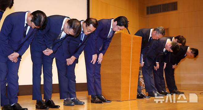 [서울=뉴시스] 홍효식 기자 = 조좌진 롯데카드 대표이사 사장 등이 지난 18일 서울 중구 부영태평빌딩에서 사이버 침해 사고에 대한 대고객 사과를 하고 있다. 2025.09.21 yesphoto@newsis.com