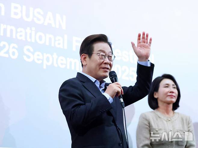 [부산=뉴시스] 최동준 기자 = 이재명 대통령이 20일 부산 해운대구 영화의전당에서 부산국제영화제 공식상영작 '극장의 시간들'을 관람한 뒤 인사말을 하고 있다. (대통령실통신사진기자단) 2025.09.20. photocdj@newsis.com