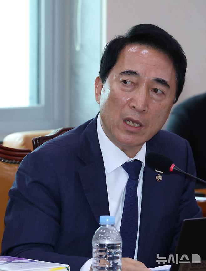 [서울=뉴시스] 김금보 기자 =  박수현 더불어민주당 의원이 29일 서울 여의도 국회 문화체육관광위원회에서 열린 최휘영 문화체육관광부 장관 후보자 인사청문회에서 의원질의를 하고 있다. 2025.07.29. kgb@newsis.com