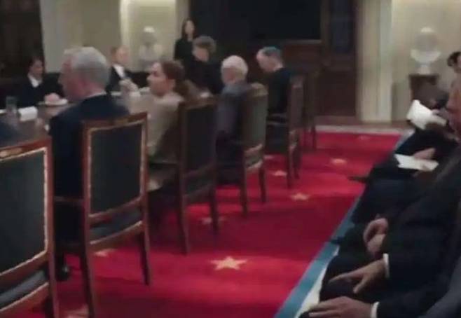 [서울=뉴시스]배우 전지현이 최근 디즈니플러스에서 공개된 드라마 ‘북극성’에서의 대사로 중국 네티즌들의 거센 반발을 사고 있다. 중국 모욕 논란이 제기된 장면으로, 극 중 별 다섯 개 문양의 붉은 카펫. <사진출처: 중국 웨이보> 2025.09.21