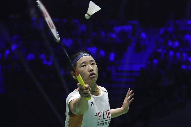 [파리=AP/뉴시스] 안세영(1위)이 30일(현지 시간) 프랑스 파리 아디다스 아레나에서 열린 2025 세계배드민턴연맹(BWF) 세계선수권대회 여자 단식 4강전에서 천적 천위페이(4위·중국)와 경기하고 있다. 안세영이 0-2(15-21 17-21)로 완패해 2연패 도전이 물거품됐다. 2025.08.31.