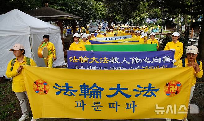 [제주=뉴시스] 우장호 기자 = 21일 오후 제주시 연동 일원에서 한국파룬따파불학회 회원들이 중국 공산당 해체와 파룬궁 수련생에 대한 인권탄압 중단을 촉구하는 거리행진을 하고 있다. 2025.09.21. woo1223@newsis.com