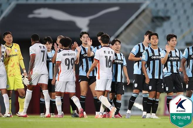 [서울=뉴시스] 프로축구 K리그2 천안시티와 화성.FC. (사진=한국프로축구연맹 제공) *재판매 및 DB 금지