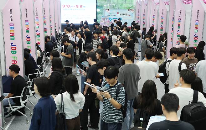 10일 오후 부산 남구 국립부경대에서 열린 취업박람회 'PKNU 드림 잡 페어'에서 취업 준비생들이 기업인사 담당자들과 채용 상담하고 있다. 연합뉴스