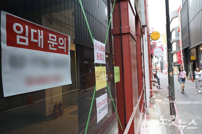 지난 한 해 폐업자만 백 만 명이 넘어선 걸로 조사됐다. '임대안내' 안내문이 부착된 서울 명동거리 모습. 황진환 기자