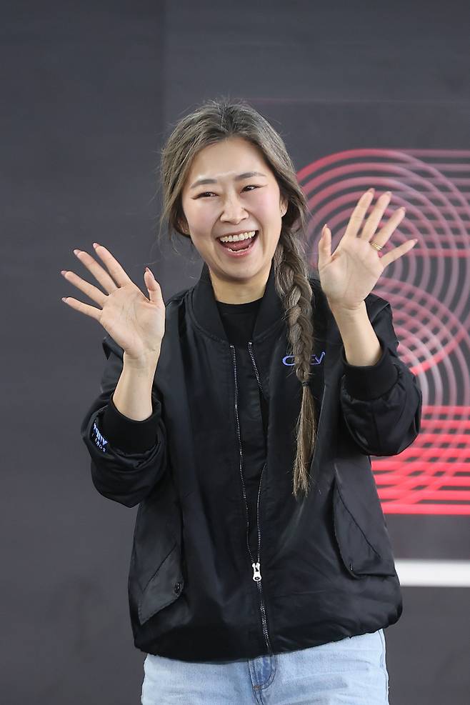 매기 강 감독이 21일 부산 해운대구 우동 영화의전당에서 열린 제30회 부산국제영화제 '케이팝 데몬 헌터스' 오픈토크에서 기념촬영을 하고 있다. 연합뉴스