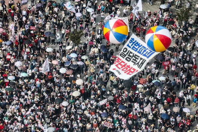 21일 대구 동구 동대구역 광장에서 국민의힘 '야당탄압·독재정치 국민 규탄대회'가 열리고 있다. 연합뉴스