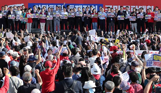 국민의힘 장동혁 대표와 송언석 원내대표 등 국민의힘 관계자들이 21일 대구 동구 동대구역 광장에서 열린 '야당탄압·독재정치 국민 규탄대회'에 참가해 여당 규탄 피켓을 들고 있다. 연합뉴스