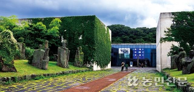 설문대할망의 아들인 오백장군을 테마로 한 오백장군갤러리. 진입로에 우뚝 도열한 오백장군 군상이 시선을 압도한다.