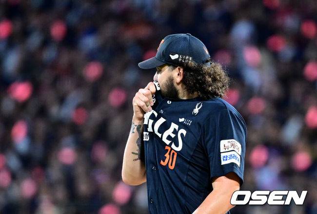 [OSEN=수원, 최규한 기자] 20일 수원 KT위즈파크에서 ‘2025 신한 SOL Bank KBO리그’ KT 위즈와 한화 이글스의 경기가 열렸다.홈팀 KT는 고영표, 방문팀 한화는 코디 폰세를 선발로 내세웠다.5회말 무사 2루 상황 KT 안현민에게 1타점 적시타를 내준 한화 선발 폰세가 아쉬워하고 있다. 2025.09.20 / dreamer@osen.co.kr
