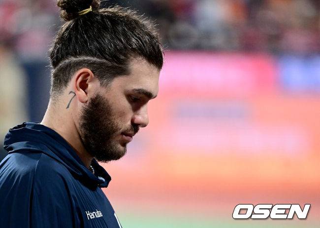 [OSEN=수원, 최규한 기자] 프로야구 KT 위즈가 한화 이글스 코디 폰세에게 첫 패전을 안기며 5위 자리를 사수했다.&nbsp;KT는 20일 수원 KT위즈파크에서 열린 2025 신한 SOL Bank KBO리그 한화와의 홈경기를 4-2로 승리했다.&nbsp;안현민이 시즌 21호 스리런 홈런 포함 3타수 2안타 4타점 1볼넷으로 맹타를 휘두르며&nbsp;폰세를 무너뜨렸다. 폰세는 5이닝 4실점으로 개막 이후 최다 17연승을 마감,&nbsp;시즌 28경기 만에 첫 패전을 당했다.&nbsp;경기를 마치고 한화 투수 코디 폰세가 팬들에게 인사한 뒤 그라운드를 나서고 있다. 2025.09.20 / dreamer@osen.co.kr