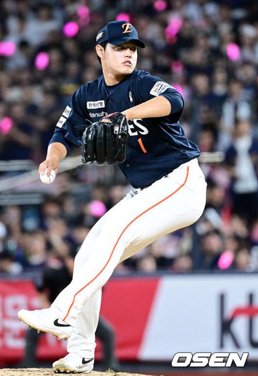 [OSEN=수원, 최규한 기자] 20일 수원 KT위즈파크에서 ‘2025 신한 SOL Bank KBO리그’ KT 위즈와 한화 이글스의 경기가 열렸다.홈팀 KT는 고영표, 방문팀 한화는 코디 폰세를 선발로 내세웠다.6회말 마운드에 오른 한화 투수 문동주가 힘차게 공을 뿌리고 있다. 2025.09.20 / dreamer@osen.co.kr