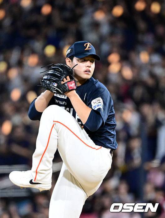 [OSEN=수원, 최규한 기자] 20일 수원 KT위즈파크에서 ‘2025 신한 SOL Bank KBO리그’ KT 위즈와 한화 이글스의 경기가 열렸다.홈팀 KT는 고영표, 방문팀 한화는 코디 폰세를 선발로 내세웠다.6회말 마운드에 오른 한화 투수 문동주가 힘차게 공을 뿌리고 있다. 2025.09.20 / dreamer@osen.co.kr