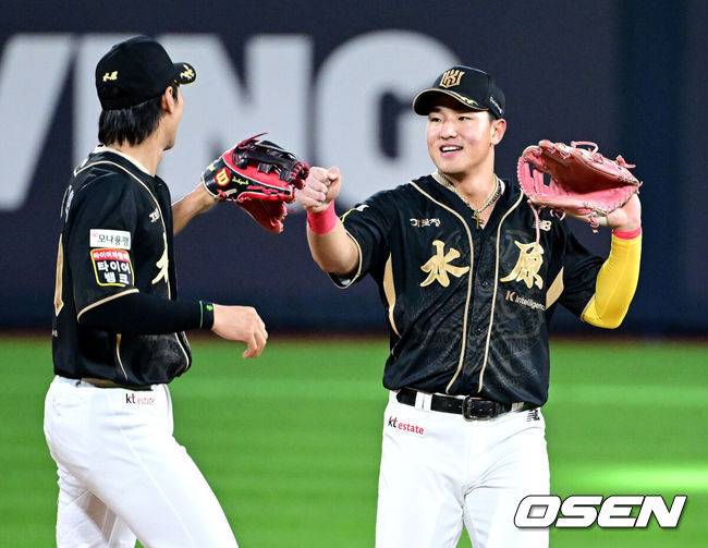[OSEN=수원, 최규한 기자] 프로야구 KT 위즈가 한화 이글스 코디 폰세에게 첫 패전을 안기며 5위 자리를 사수했다.&nbsp;KT는 20일 수원 KT위즈파크에서 열린 2025 신한 SOL Bank KBO리그 한화와의 홈경기를 4-2로 승리했다.&nbsp;안현민이 시즌 21호 스리런 홈런 포함 3타수 2안타 4타점 1볼넷으로 맹타를 휘두르며&nbsp;폰세를 무너뜨렸다. 폰세는 5이닝 4실점으로 개막 이후 최다 17연승을 마감,&nbsp;시즌 28경기 만에 첫 패전을 당했다.&nbsp;경기를 마치고 승리한 KT 외야수 안현민과 장진혁이 인사를 나누고 있다. 2025.09.20 / dreamer@osen.co.kr