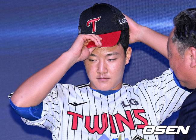 [OSEN=이대선 기자] 17일 오후 7일 오후 서울 롯데호텔 월드에서 ‘2026 KBO 신인 드래프트’가 열렸다.이번 드래프트는 전면 드래프트 방식으로 총 11라운드에 걸쳐 진행된다. 대상자는 총 1천261명으로, 고등학교 졸업 예정자 930명, 대학교 졸업 예정자 216명, 얼리 드래프트 신청자 51명, 해외 아마추어·프로 출신 선수 19명이다. 이 중 최대 110명이 KBO 10개 구단의 부름을 받게 된다.LG에 지명된 경기항공고 양우진이 기념촬영을 하고 있다. 2025.09.17 /sunday@osen.co.kr