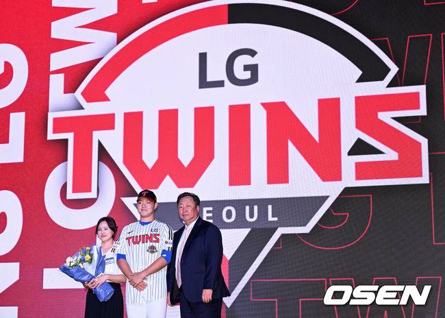 [OSEN=이대선 기자] 17일 오후 7일 오후 서울 롯데호텔 월드에서 ‘2026 KBO 신인 드래프트’가 열렸다.이번 드래프트는 전면 드래프트 방식으로 총 11라운드에 걸쳐 진행된다. 대상자는 총 1천261명으로, 고등학교 졸업 예정자 930명, 대학교 졸업 예정자 216명, 얼리 드래프트 신청자 51명, 해외 아마추어·프로 출신 선수 19명이다. 이 중 최대 110명이 KBO 10개 구단의 부름을 받게 된다.LG에 지명된 경기항공고 양우진이 기념촬영을 하고 있다. 2025.09.17 /sunday@osen.co.kr