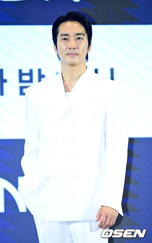 [OSEN=최규한 기자] 12일 오후 서울 신도림동 더 세인트에서 GENIE TV 오리지널 드라마 ‘금쪽같은 내 스타’ 제작발표회가 열렸다.‘금쪽같은 내 스타’는 대한민국 최고의 톱스타가 하루아침에 평범한 중년 여성이 된 후 펼쳐지는 눈물 콧물 휘날리는 세월 순삭 로맨틱 코미디다.배우 송승헌이 포토타임을 하고 있다. 2025.08.12 / draemer@osen.co.kr