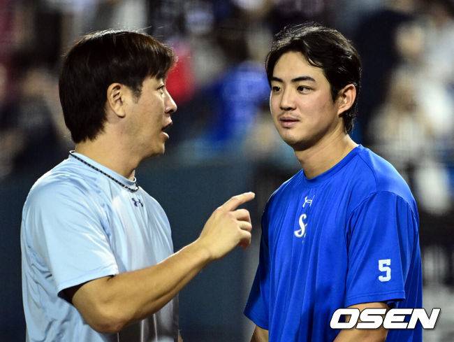 [OSEN=잠실, 조은정 기자]27일 오후 서울 잠실구장에서 ‘2025 신한 SOL Bank KBO리그’ 두산 베어스와 삼성 라이온즈의 경기가 열렸다.이날 삼성은 두산을 상대로 14-1 승리를 거두며 5연승을 달렸다.삼성 강민호, 구자욱이 승리를 기뻐하고 있다. 2025.08.27 /cej@osen.co.kr