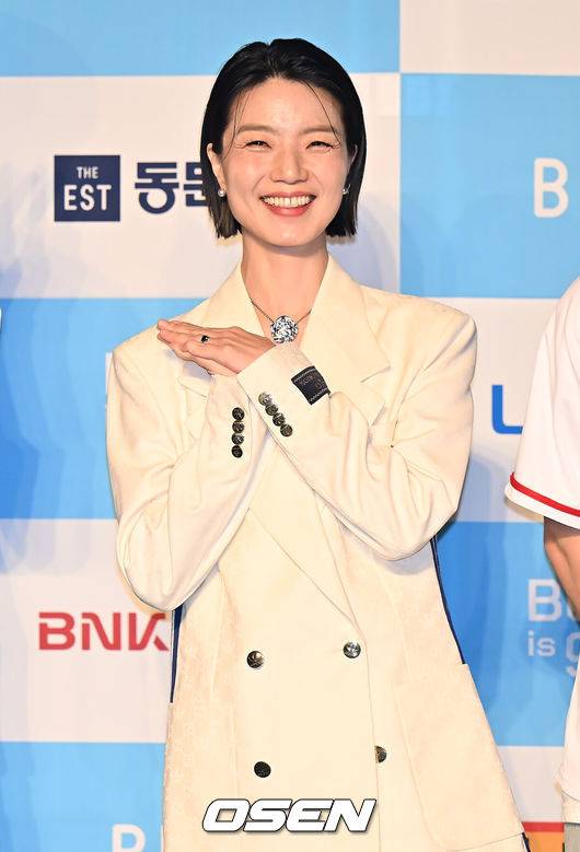 [OSEN=부산, 이석우 기자] 29일 부산  벡스코 오디토리움에서 제13회 부산국제코미디페스티벌(BICF) 개막식이 열렸다. 대한민국 최정상급 개그맨들과 9개국 해외 코미디언, 인기 유튜브 크리에이터들까지 100여명이 넘는 코미디언들을 만나볼 수 있다.안영미가 블루카펫 행사에서 포즈를 취하고 있다. 2025.08.29 / foto0307@osen.co.kr