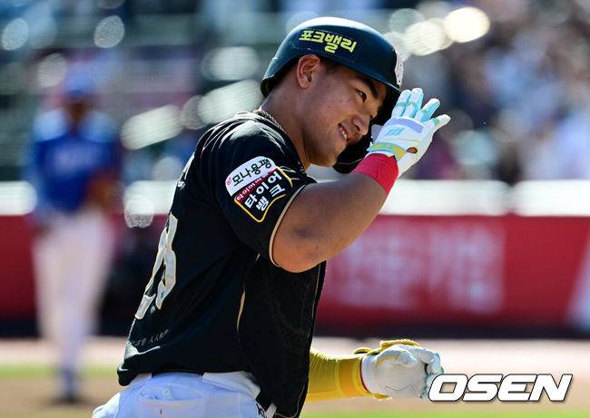 [OSEN=수원, 조은정 기자]21일 수원 KT위즈파크에서 ‘2025 신한 SOL Bank KBO리그’ KT 위즈와 삼성 라이온즈의 경기가 열렸다.KT는 외국인 투수 헤이수스를, 삼성은 양창섭을 선발투수로 내세웠다.5회말 무사 1루에서 좌월 투런 홈런을 날린 KT 안현민이 베이스를 돌고 있다. 2025.09.21 /cej@osen.co.kr