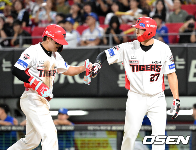 윤도현이 득점타를 터트리고 김호령의 축하를 받고 있다./OSEN DB