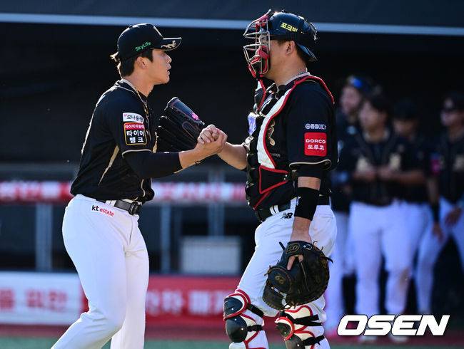 [OSEN=수원, 조은정 기자]KT가 구자욱이 무릎 부상으로 결장한 4위 삼성을 0.5경기 차이로 따라붙었다.&nbsp;프로야구 KT 위즈는 21일 수원KT위즈파크에서 열린 2025 신한 SOL뱅크 KBO리그 삼성 라이온즈와의 시즌 마지막 맞대결(16차전)에서 6-3으로&nbsp;승리했다.&nbsp;KT 박영현, 장성우가 가 승리를 기뻐하고 있다. 2025.09.21 /cej@osen.co.kr
