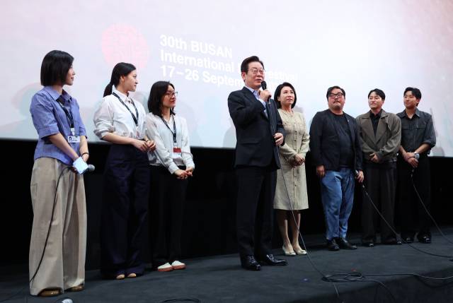 ▲이재명 대통령이 20일 부산 해운대구 영화의전당에서 부산국제영화제 공식상영작 '극장의 시간들' 관람 후 감독, 배우들과 무대에 올라 발언하고 있다. ⓒ연합뉴스