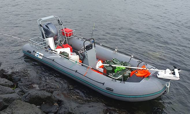8일 오전 제주시 한경면 용수리 해안가에서 발견된 중국인 6명이 제주에 타고 온&nbsp;레저보트. 독자 제공