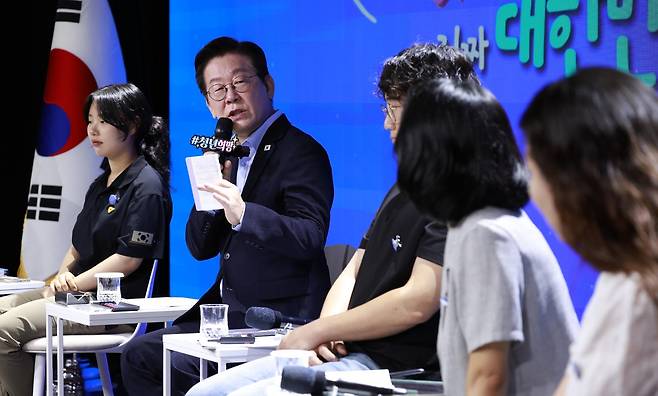 이재명 대통령이 19일 서울 마포구 구름아래 소극장에서 열린 2030 청년 소통·공감 토크콘서트에서 발언하고 있다.&nbsp; &nbsp; &nbsp;대통령실통신사진기자단