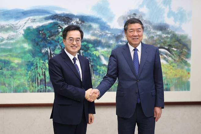 2023년 11월 2일 베이징에서 김동연 지사가 허리펑 중국공산당 정치국위원 겸 중국 국무원 부총리와 인사하고 있다. (경기도 제공)