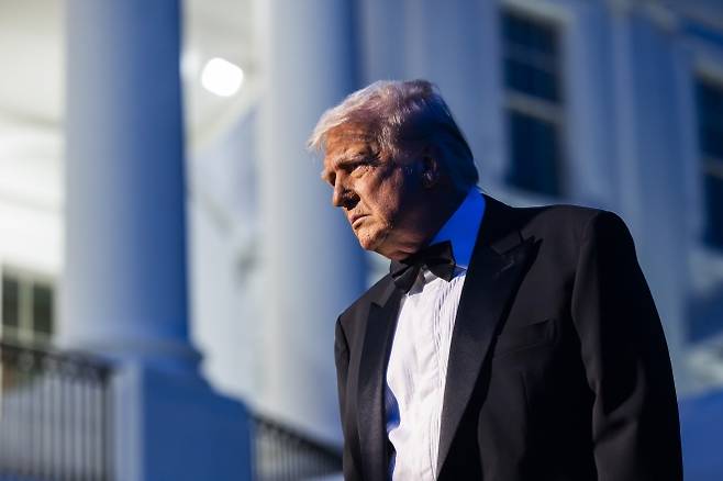 도널드 트럼프 미국 대통령이 2025년 9월 20일(현지시간) 워싱턴DC 백악관을 떠나기 전 기자들과 간단히 대화하고 있다. 그는 이날 방송인 지미 키멜을 비판하고 민주당 의원들과의 예산 협의에 대해 언급했다. EPA 연합뉴스