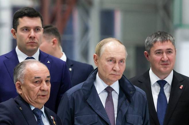 블라디미르 푸틴 러시아 대통령이 2025년 9월 19일(현지시간) 모스크바에서 열린 UEC-아비아드비가텔 군사 장비 전시회를 참관하고 있다. 타스 연합뉴스