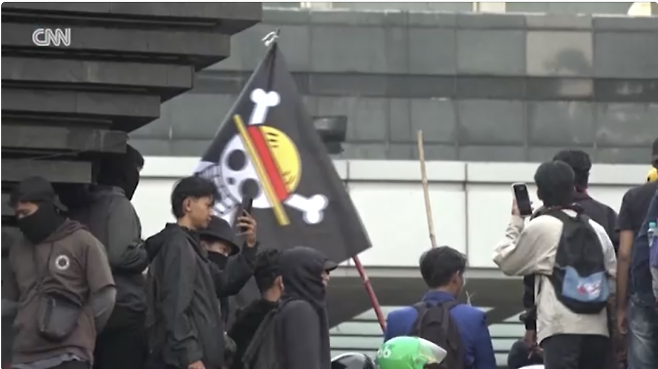 인도네시아 시위대가 ‘원피스’ 속 밀짚모자 해적단 깃발인 ‘졸리 로저’를 흔들며 정부에 맞선 집회를 벌이고 있다. CNN 캡처