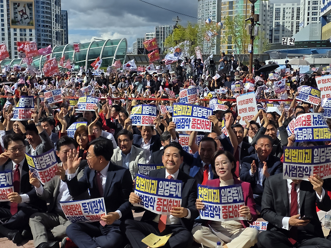 장동혁 국민의힘 대표(가운데)와 송언석 원내대표, 이인선 대구시당위원장 등이 21일 동대구역 광장에서 열린  ‘야당탄압·독재정치 국민 규탄대회’에 참석해 손팻말을 들고 있다. 2025. 09. 21. 대구 민경석 기자